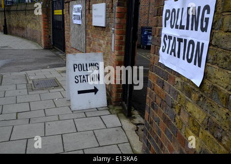 London, UK. 22. Mai 2014. Wähler zu kommen, um ihre Stimmen in diesem Schlackenlinie Bahnhof in Vauxhall, Central London Credit: Rachel Megawhat/Alamy Live News Stockfoto