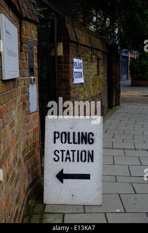 London, UK. 22. Mai 2014. Wähler zu kommen, um ihre Stimmen in diesem Schlackenlinie Bahnhof in Vauxhall, Central London Credit: Rachel Megawhat/Alamy Live News Stockfoto