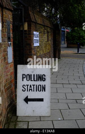 London, UK. 22. Mai 2014. Wähler zu kommen, um ihre Stimmen in diesem Schlackenlinie Bahnhof in Vauxhall, Central London Credit: Rachel Megawhat/Alamy Live News Stockfoto