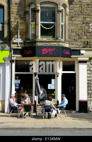 Buxton Derbyshire England UK. Menschen sitzen vor dem Sternen-café Stockfoto