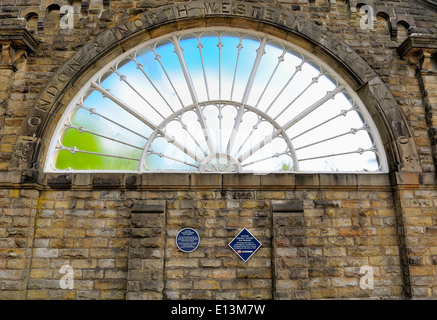 Buxton Derbyshire England UK Bahnhof mit Ventilator Fenster Stockfoto