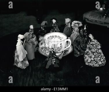 2. März 2012 - eine Tee-Party für 10 kleine Judy Puppen ganz aus Lumpen hergestellt. Stockfoto