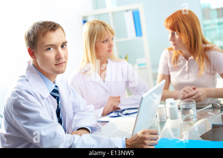 Porträt von zuversichtlich männlichen Arzt Blick in die Kamera im Arbeitsumfeld Stockfoto