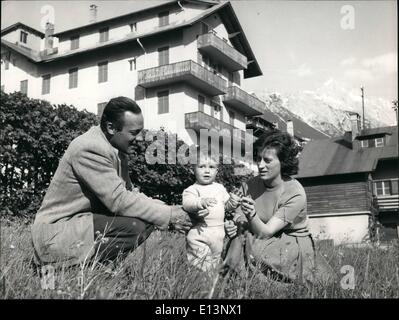 22. März 2012 - zwei Herzen und zwanzig vier Finger können Ihnen helfen, Retter Leben-hier ist die Hercuis der Dolomiten, mit seiner jungen Frau Wanda, A. Coili und little Walter. Sie sind eine Familie glücklich und ruhig. Stockfoto