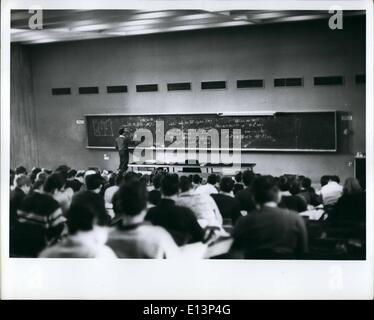 22. März 2012 - hat Jerusalem, Israel - Hebrew University--die Universität, die in den letzten 8 Jahren von 3 auf mehr als 50 Gebäude angewachsen ist, jetzt 11.000 Studenten--etwa 230 Araber. Dies ist eine fortgeschrittene Mathematik Klasse. Dieser Hörsaal in typisch in der Universität. Bildnachweis: Carol Goldstain Stockfoto