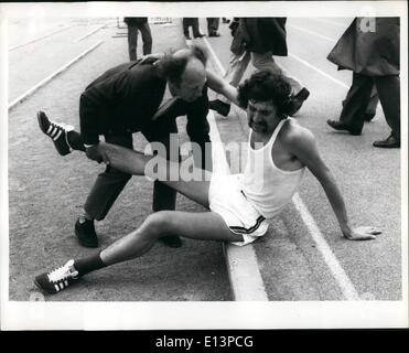 22. März 2012 - Verletzung stoppt Bedford Titel Gebot: zwanzig ein Jahr alte Ilendon Student Dave Bedford, sitzt an der Seite der Strecke und wird von einem Beamten nach einem Sturz aus dem 5000 m-Event mit einem angespannten Beinmuskulatur bei den Amateur Athletic Association Championships, Crystal Palace National Sports Centre, London, heute, Juli 24 getröstet. Er versuchte, den Weltrekord von australischen Ron Clark gehalten zu zerschlagen. Bedford hält Europarekorde für 5.000 Meter, 10.000 Meter und sechs Meilen, alle bereits in dieser Saison. Stockfoto