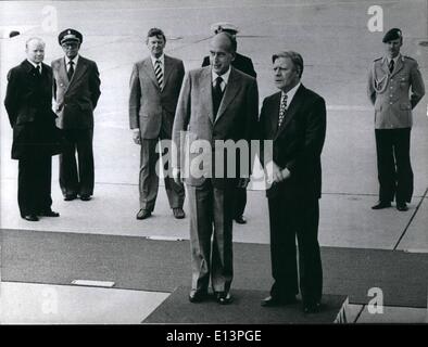 22. März 2012 - treffen GISCARD d ' Estaing und SCHMIDT IN HAMBURG/BRD: nur für ein paar Stunden...... am Abend des 23. Juni 1978 kam Valery Giscard d ' Estaing, Hamburg/Bundesrepublik Deutschland. Dort traf der französische Staatspräsident Bundeskanzler Helmut Schmidt für das Gespräch über verschiedene Probleme. Vor allem hätte diskutiert den kommenden EG-treffen in Bremen/BRD (6./7.July) sowie der wirtschaftlichen-Gipfel-Konferenz in Bonn in der Mitte Juli 1978. OPs: Präsident Giscard d ' Estaing (vorne links) und Bundeskanzler Schmidt am Flughafen Hamburg. Stockfoto