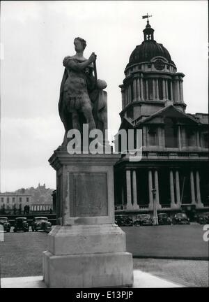 22. März 2012 - Greenwich Palast. Die Statue von König George II, die das zentrale Merkmal der Grand Square und zeigt die Stockfoto