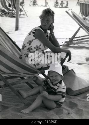 22. März 2012 - Paola di Liegi und ihrer Familie am Strand von Marina di Massa, wo sie für zwei Monate bleiben. Die kleine Phillipe genießt sich am Strand, während seine Schwester Prinzessin Astrid, schläft auf dem Kinderwagen. Stockfoto