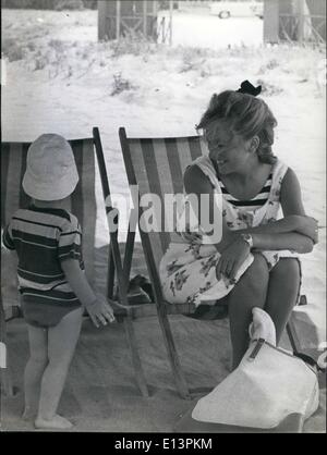 22. März 2012 - Paola di Liegi und ihrer Familie am Strand von Marina di Massa, wo sie für zwei Monate bleiben. Die kleinen Philippe genießt sich am Strand, während seine Schwester Prinzessin Astrid, schläft auf dem Kinderwagen. Stockfoto