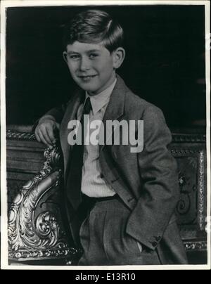 22. März 2012 - neunten Geburtstag von H.R.H Prinz Charles, Herzog von Cornwall.: der Prinz neunten Geburtstag feiert man am 14. / November 1957. Diese Bilder wurden in einem Salon des Buckingham Palace; Prinz Charles ist an einem Flügel gelehnt. Seine königliche Hoheit trägt einen grauen Anzug mit roter Krawatte. Porträt-Studie von Anthony Armstrong-Jones; Vorwände erkennen. Stockfoto