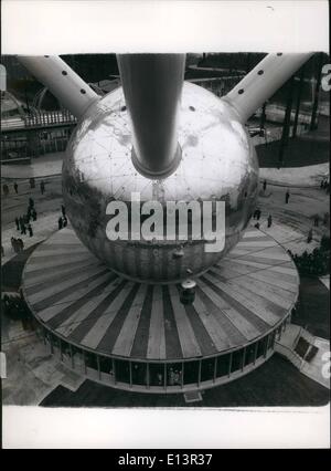 22. März 2012 - Atomium in Brüssel: einen Blick nach unten an der Basis von einem der Sphären. s Stockfoto