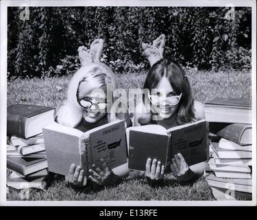 27. März 2012 - Funshine Lesegewohnheiten: Diese zwei Modelle von Floridas Sunken Gardens in St. Petersburg (von links nach rechts) Judy Roman und Diana Tiner haben einen Jungbrunnen in ihren Lerngewohnheiten gefunden. Die Mädchen haben gelernt, dass es nichts wie Bücher, die im Freien und viel Sonne Floridas zu halten jemand auf der Suche, gebräunt, Fit und schlau. Stockfoto