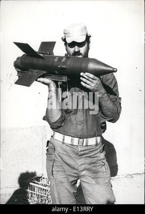 27. März 2012 - hält israelischer Soldat sowjetischer '' Brenngutträger '' Anti-Panzer-Raketen gegen israelische Truppen im Oktober Krieg verwendet. Diese Raketen wurden in großen Mengen gefangen genommen und in der israelischen Armee aufgenommen. Stockfoto