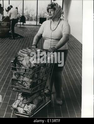 27. März 2012 - realistische aufweisen: Amerikanischer Bildhauer, Duane Hanson, hält eine Ausstellung im Louisiana Museum in Humbelbak, Dänemark, in denen die Figuren in speziellen Formen aus verschiedenen Materialien sehen aus wie Menschen aus dem wirklichen Leben. Foto zeigt erstaunlich lebensecht ist diese Abbildung einer Dame mit vollen Einkaufskorb und Lockenwickler im Haar. Stockfoto