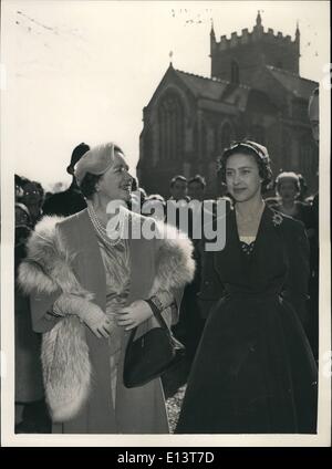 27. März 2012 - Royalty besucht Hochzeit.: die Hochzeit fand heute in der St. Withburga Kirche, Holkham, Norfolk, zwischen Lady Anne Coke, 23-jährige Tochter von Graf und Gräfin von Leicester und Herr Colin Tenant, 29 - Jahre alten Sohn und Erbe von Lord Glenconner. Queen Elizabeth The Queen Mother und Prinzessin Margaret, die Hochzeit besucht. Foto zeigt die Königinmutter und Prinzessin Margaret, gesehen, wenn sie nach dem Besuch der heutigen Hochzeit aus der Kirche ausgetreten. Stockfoto