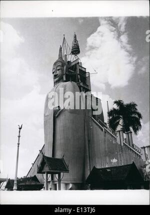 27. März 2012 - Standing Buddha: Vor rund 130 Jahren erbaut, hat es eine Treppe an der Rückseite von denen kann man einen Blick auf Bangkok. Gläubige Buddhisten machen Angebot an den Füßen der Statue. Stockfoto