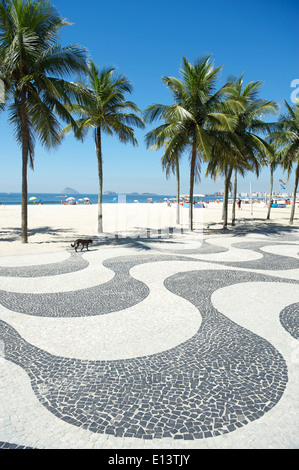 Kultige Bürgersteig Fliesenmuster mit Palmen am Copacabana Strand Rio de Janeiro Brasilien Stockfoto