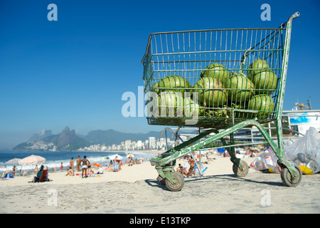 Einkaufswagen voller frische grüne brasilianischen Coco Verde Kokosnüsse sitzen in der Sonne am Ipanema Strand Rio de Janeiro Brasilien Stockfoto