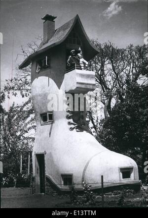 27. März 2012 - ein Schuh Haus für Kinder In Indien: Der alte Kinderreim über die "alte Frau lebte in einem Schuh" hat dieses Musterhaus gebaut in Bombay Indien vom Gemeinderat für die Unterhaltung der Kinder, die Kamala Nehru Park besuchen, die einen Gedenkpark zum letzten Ehefrau von Premierminister Indiens inspiriert. Stockfoto