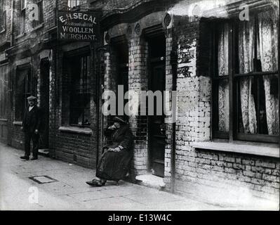 27. März 2012 - London In The Twenties Straßenszene in Limehouse, East London. APRESS. Stockfoto