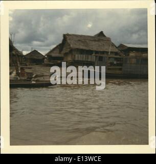 27. März 2012 - Natur Frau Wäsche waschen im Fluss Amazonas, Iquitos, Peru. Stockfoto