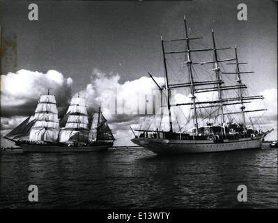 27. März 2012 - "Gorch Fock" als Gast Geburtstag: mehr als 100.000 Einwohnern kamen zusammen, als positive Wetter mit Sonnenschein die "Gorch Fock" in den Hafen der freien und Hansestadt Stadt Composure kam. Tragen eine vollständige Pressemitteilung der Segel kam die große Schule-Segelschiff der westdeutschen Bundeswehr in die Harboure zu Hanour die 790. Geburtstag des Hafen Hamburg/West-Deutschland. Die 90 Meter lange Yacht von der prächtigste Segeln begleitet wurde Schiff von unserem segelt die "Sea Cloud" - ein 107 Meter lange vier Mast Schiff - aber mit refeed Stockfoto