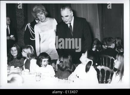 27. März 2012 - der Präsident der französischen Republik und Frau Pompidou mit Kindern des Elysee-Palastes Personals - Hristmas 19 Stockfoto