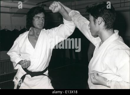 27. März 2012 - lernt Humperdinck Karate In Tokyo. Singen Sterne Engelbert Humperdinck, der in Japan fünf Konzerte zu geben ist, nutzt seine Zeit außerhalb der Bühne zum üben Karate mit Studenten der Nihon-Universität an ihrem Gymnasium in Tokio. Die Frage wird gestellt, wenn Engelbert fühlt, ist die Zeit gekommen, sich zu verteidigen, von über-enthusiastischen "fans", die in ihrer Spannung sperren seine Haare geschnitten oder schneiden seine Kleidungsstücke als unbezahlbar Souvenirs versucht? Foto: Engelbert Humperdinck in der Ausbildung mit Karate-Schüler am Gymnasium Nihon-Universität in Tokio. Stockfoto