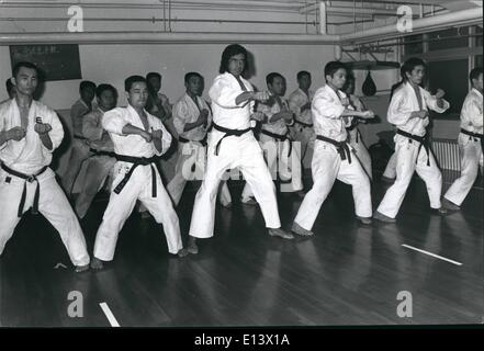 27. März 2012 - Humperdinck lernt Karate In Tokyo: Gesangsstar Engelbert Humperdinck, der in Japan fünf Konzerte zu geben ist mit seiner Zeit außerhalb der Bühne Praxis Karate fünf Studenten der Nihon-Universität an ihrem Gymnasium in Tokyo., die Frage wird gestellt, wenn Engelbert fühlt, ist die Zeit gekommen, sich zu verteidigen, von über-enthusiastischen "fans", die in ihrer Aufregung versuchen, auf Schlössern der seine Haare schneiden , oder schneiden Sie Stücke seiner Kleidung als unbezahlbar Souvenirs?. Foto zeigt Englebert Humperdinck in der Ausbildung mit Karate-Schüler am Gymnasium Nihon-Universität in Tokio. Stockfoto