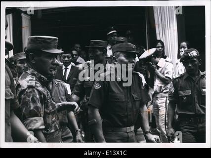 27. März 2012 - General Abdul Haris Nasuton, Zentrum, kummervollen, als er sein Haus in Jakarta für Beerdigung seiner 5 jährige Tochter geht, die in den abgebrochenen kommunistischen Putsch des 1. Oktober 1965 tödlich verwundet wurde. Nasution ist indonesische Verteidigung Miniter. Auf der linken Seite ist im Dschungel einheitliche Maj G n Suharto, der Armee in die Crusihing der kommunistischen geführt. später wurde er Stabschef der Armee ernannt. Stockfoto