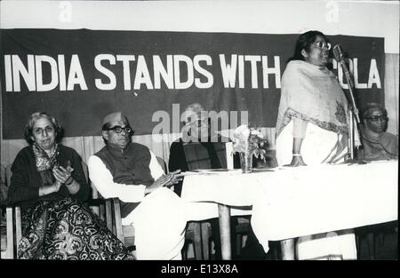 27. März 2012 - hielt All India Congress Committee allgemeine Sekretärin Frau Purbi Mukherji Adressierung eines Treffens in Solidarität mit Angola im Vithalbhai Patel Haus in Neu-Delhi am Donnerstag, Januar 22, 1976. Andere auf den Bildern zu sehen sind von links: Frau Perin Ramesh Chandra Frieden & Solidarität Organisation, Mr. H.D. Malviya M.P. Communist Party of India general Secretary Mr. Rajeshwara Rao und extremen Rechten Mr V.. Raju Dy. Leader des Kongresses-Bundestagsfraktion. Stockfoto
