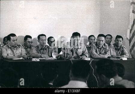 27. März 2012 - Militärjunta Führer von Südvietnam.: Foto zeigt die herrschenden militärischen Junta in Sitzung in Saigon, sind alle Generalmajore. Links nach rechts (Vorderreihe). Tran Tu Oai, Le Van Kim, Duong van Minh Tran Van Don, Tonne, dass Dinh. Hinten sind ihre Helfer. General Duong Van Minhg verkündet, daß die Bildung der wiling Suiten hinten, zweiter von rechts ist Nguyen Van Thien, später um Präsident zu werden Stockfoto