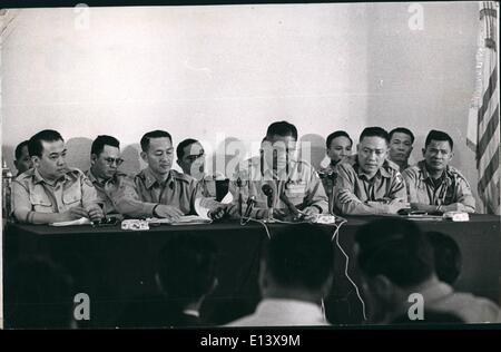 27. März 2012 - Militärjunta Führer von Südvietnam. Foto zeigt der herrschenden Militärjunta in Sitzung in Saigon, sind alle Generalmajore. Links nach rechts (Vorderreihe). Tran Tu Oai, Le Van Kim, Duong van Minh Tran Van Don, Tonne, dass Dinh. Hinten sind ihre Helfer. Stockfoto