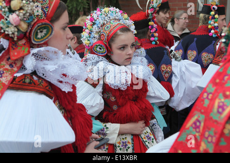 Der Ritt der Könige. Traditionelle Folklore-Festival in Vlcnov, Tschechische Republik. Junge Frauen in traditionellen Trachten gekleidet Stockfoto