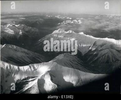 27. März 2012 - haben The Duke of Edinburgh diesen herrlichen Blick auf die schneebedeckten Rocky Mountains, wie er von Vancouver, nach Norden in Richtung Polarkreis fliegt. Stockfoto