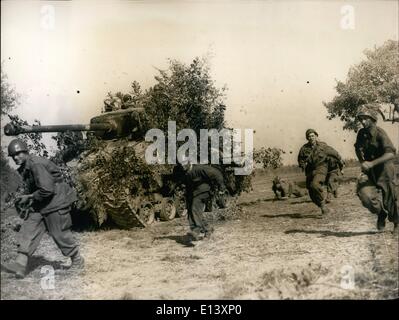 27. März 2012 - militärische Operationen In Französisch Großbritannien: 20.000 Männer sind tatsächlich in einer großen Operation bei Costquidan (Französisch-Britannien) konzentriert. Foto zeigt: Infanterie Männer Fortschritte vor einem Panzer. Stockfoto