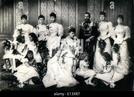 27. März 2012 - Hochzeit eine Rückblende in die 90er Jahre Prince George und Mary 1893; Hintere Reihe von links nach rechts Prinzessin Alexandra von Edinburg, Prinzessin Victoria von Schleawig Holstein, Prinzessin Victoria von Edinburg, Prinz Georg (später König George V) Prinzessin Victoria von Wales und Prinzessin Maud von Wales, (später Queen Maud von Norwegen). Zweite Reihe, Prinzessin Alice von Battenburg, Prinzessin Margaret von Connaught, Prinzessin Mai (die Braut) Tech, Startreihe Prinzessin Beatrice von Edinburgh, Prinzessin Victoria von Battenburgh und Prinzessin Victoria Patricia von Coannaught. Stockfoto