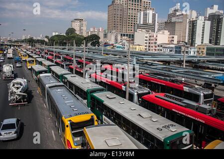 21. Mai 2014 - Sao Paolo, Brasilien - Busfahrer und Schaffner beendet ihre Aktivitäten am vergangenen Dienstag (20) und Mittwoch (21) Anspruch Salarias Verbesserungen in Sao Paolo. Industrie-Profis geparkte Fahrzeuge auf Stadt-Terminals, die Aktivitäten vor Ort zu verhindern. Das gab die Überbelegung in der u-Bahn-System und s-Bahn. Die Profis vereinbarte Aktivitäten am Donnerstag (22) zurück. Die Streiks am Vorabend des World Cup ist in der Stadt allgemein gewesen. (Bild Kredit: Taba Benedicto/NurPhoto/ZUMAPRESS.com ©) Stockfoto