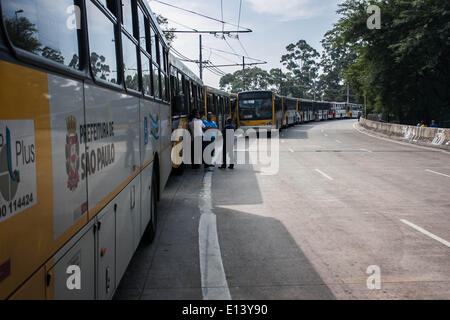 21. Mai 2014 - Sao Paolo, Brasilien - Busfahrer und Schaffner beendet ihre Aktivitäten am vergangenen Dienstag (20) und Mittwoch (21) Anspruch Salarias Verbesserungen in Sao Paolo. Industrie-Profis geparkte Fahrzeuge auf Stadt-Terminals, die Aktivitäten vor Ort zu verhindern. Das gab die Überbelegung in der u-Bahn-System und s-Bahn. Die Profis vereinbarte Aktivitäten am Donnerstag (22) zurück. Die Streiks am Vorabend des World Cup ist in der Stadt allgemein gewesen. (Bild Kredit: Taba Benedicto/NurPhoto/ZUMAPRESS.com ©) Stockfoto