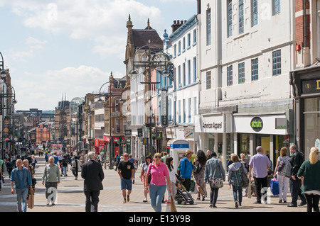 Menschen beim Einkaufen in Briggate, Zentrum von Leeds, England UK Stockfoto