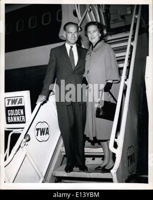 31. März 2012 - New York International Airport, 27. September 1961... Senator und Frau William Fulbright von Arkansas ergeben sich einsteigen ein TWA Super Jet nach London, wo er eine Commonwealth-Parlamentarische Gesellschaft-Sitzung teilnehmen werden. Diese Veranstaltung findet jährlich, sondern in verschiedenen Standorten statt. Stockfoto