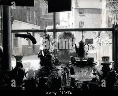 27. März 2012 - späht Schauspielerin Carole Newton in '' The reizvolle zerstoße '', ein Geschäft in der Monmouth Street in London. Stockfoto