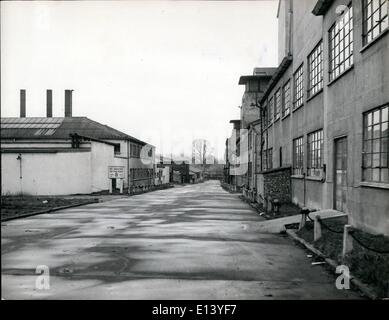 27. März 2012 - der Tod von Denham Film Studios.: am 24. Februar wird das letzte Kapitel in der Geschichte von Denham Filmstudios geschrieben werden, wenn ihre endgültigen Inhalte per Auktion verkauft werden. Es war im Jahre 1936, dass Sir Alexander Korda Studios eröffnet, die das größte in Großbritannien, waren der erste, der hier auf Hollywood-Linien gebaut und hatte kostete £1.000.000, Denham, eine Oper zu markieren, die darauf abzielen, britische Filme von internationaler Bedeutung und zog an den Studios weltweit bekannte Stars und Regisseure. Berühmte Filme, die dort enthalten The Ghost Goes West '', '' Rembrandt'' Stockfoto