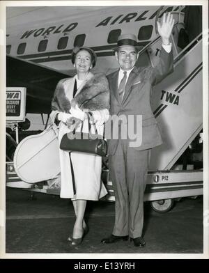 31. März 2012 - Idlewild Airport, N.Y. 5 Aug: Thomas E.Dewey, ehemaliger Gouverneur von New York und seine Frau sind bei der Ankunft hier heute Morgen über TWA von Shannon, Irland gezeigt. Sie haben gerade eine fünf Wochen Tour, einschließlich England, Irland und Schottland und dem Kontinent abgeschlossen. Sie nahmen an der Tagung der American Bar Association in London. Stockfoto