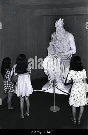 27. März 2012 - Moses in Tokyo: japanische Mädchen sehen die Statue von Moses, ausgestellt im Michelangelo-Pavillon in Akasaka, Tokio anlässlich den 500. Geburtstag von dem berühmten italienischen Bildhauer die 1975 auftritt. Der italienische Bildhauer Bobbechi gemacht die Nachbildung des Originals, was nicht erlaubt ist, Italien zu verlassen, mit dem gleichen Material wie Michelangelo. Bobbechi kopiert auch Michelangelos David und Pieta für die Ausstellung in Tokio. Stockfoto