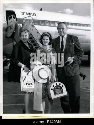 31. März 2012 - zur sofortigen Veröffentlichung: New York International Airport, 30. Juli 1962. Bob Considine, bemerkte Schriftsteller, mit seiner Frau und seiner Tochter, Debbie, 14, gezeigt, wie sie hier über TWA Superjet nach einer ausgedehnten Tour des Kontinents kamen. Stockfoto