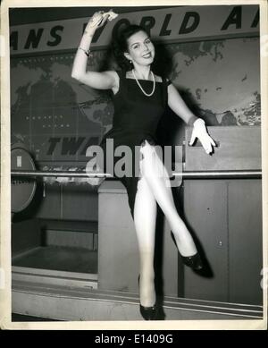 31. März 2012 - bietet formschöne Ann Miller, Schauspielerin Tänzerin, eine Welle Abschied Freunde sehen, ihr auf einer TWA-Flug nach Los Angeles. Sie ist Rückgabe aus einem Filmfestival in Südamerika. Stockfoto