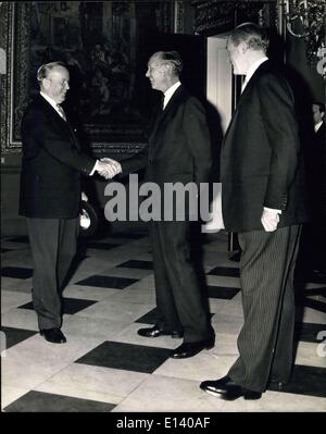 31. März 2012 - die Eröffnung der Commonwealth-Premierminister-Konferenz am Marlborough House: Foto zeigt Herr Lester Pearson, Kanadas Premierminister, wird bei der Ankunft von Sir Alec Douglas-Home begrüßt. Stockfoto