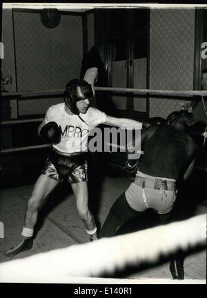 31. März 2012 - Praktiken Bobby mit seiner linken. Bobb Neill trifft Sparringspartner Edward OÃ ¢ Â'¬â "¢ Dell in den Ring der Turnhalle Stockfoto